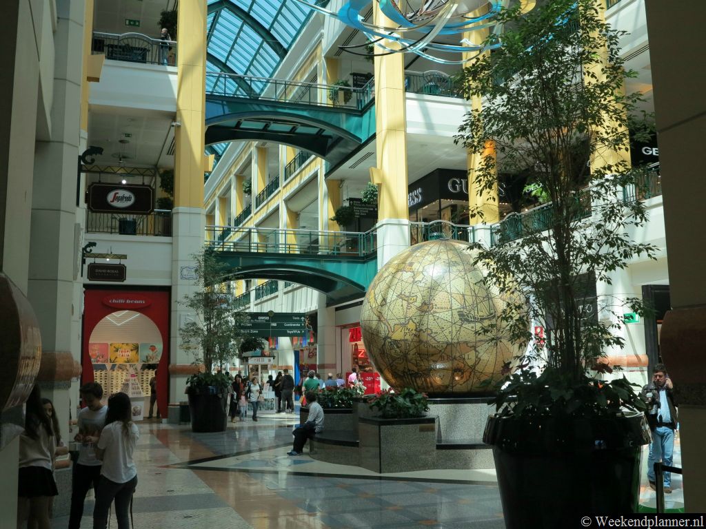 De winkelcentra van Lissabon zijn groot en luxueus. Behalve veel winkels kun je er ook lekker eten in de vele restaurants en eethuisjes die er in de Food Courts zijn. Tip: Shoppen in Lissabon.